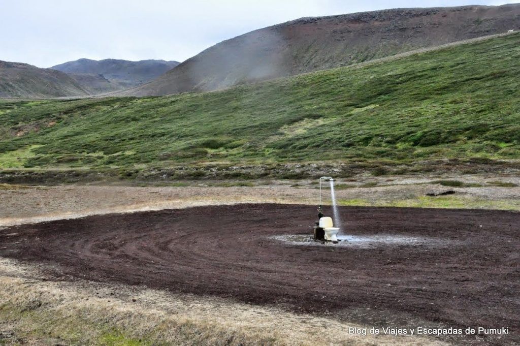 Área de servicio minimalista en Islandia