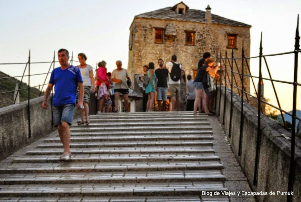 Escaleras por la inclinación en el Puente Viejo de Mostar