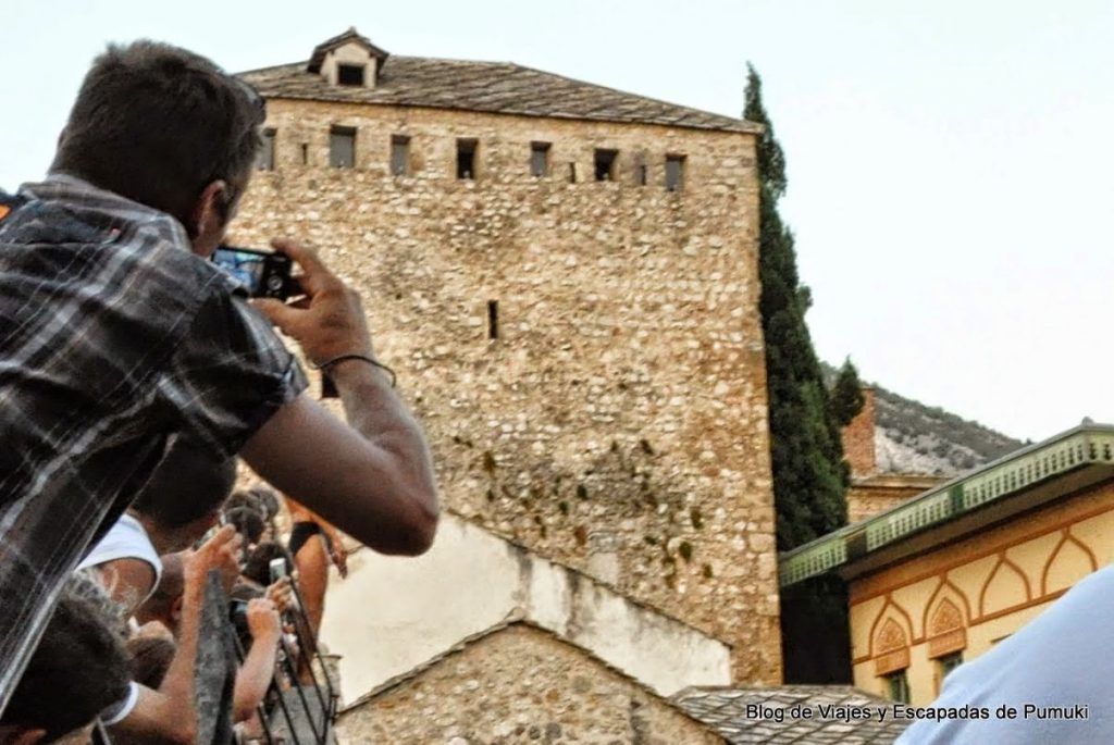 saltando desde el Puente Viejo de Mostar