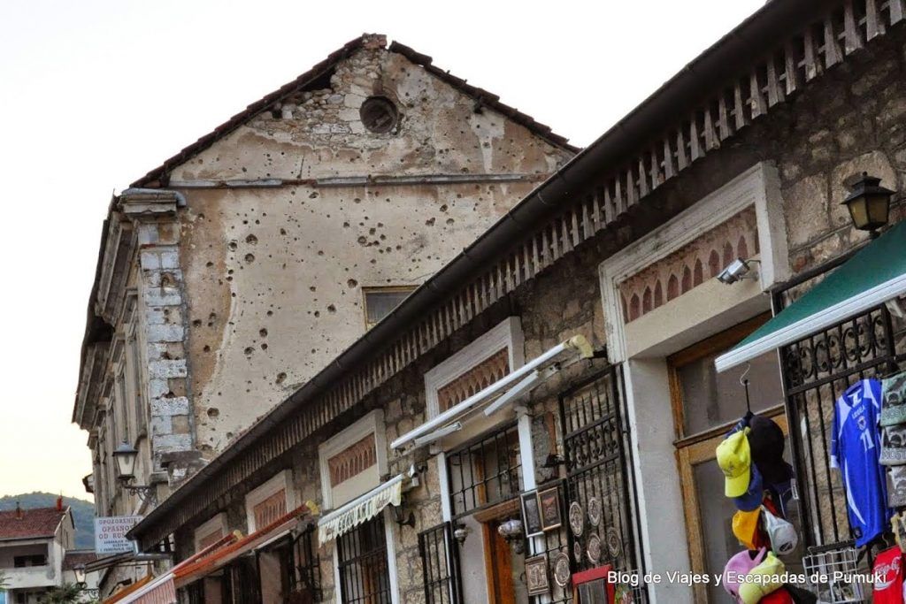 Mascas de la guerra en las fachadas de Mostar