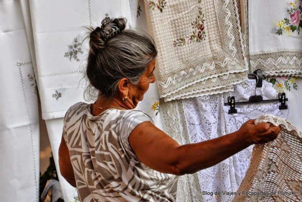 Vendedora de Manteles en Mostar