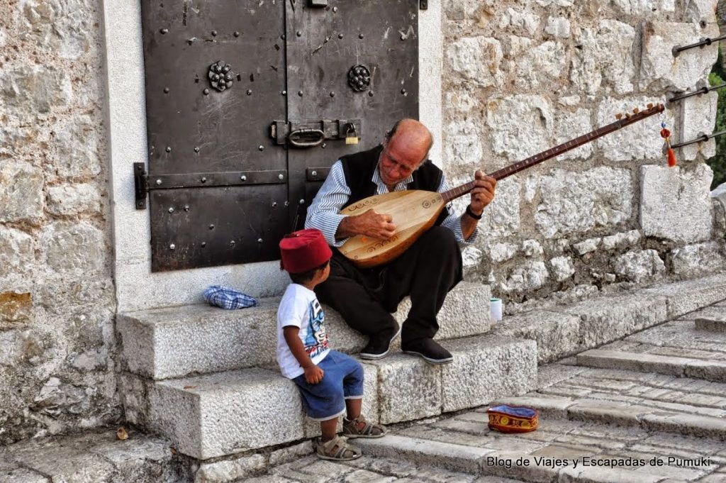 Musico en las calles de Mostar