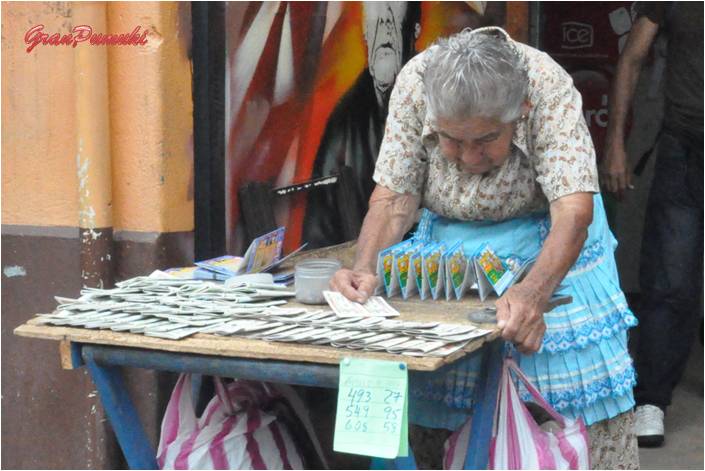 La avenida Central de San Jose de Costa Rica está llena de vitalidad y comercio. Pequeños puestos salpican el recorrido. Blog Viajes Costa Rica, San José