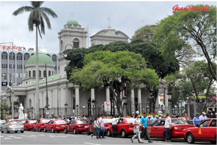 La Catedral Metropolitana de San José de Costa Rica se empezó a construir en el año 1825 como condición de la Corte Española para declarar ciudad a San José. Blog Viajes. Costa Rica, San José, Catedral