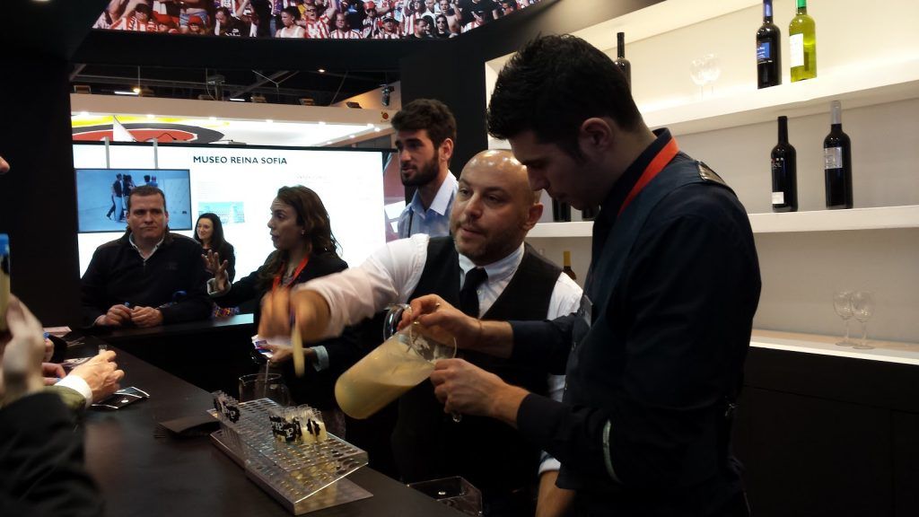 Preparando cócteles en la feria de turismo de Madrid FITUR