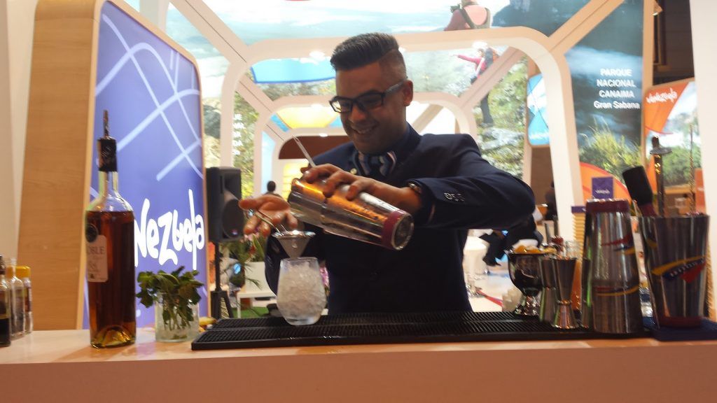 Preparando un coctel en FITUR