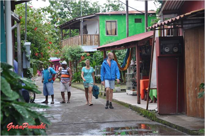 Paseando por las Calles del pueblo de Tortuguero