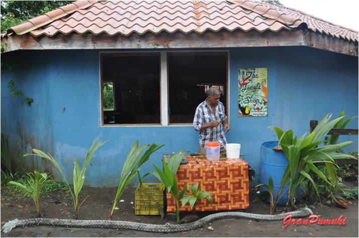 Artesano en Tortuguero