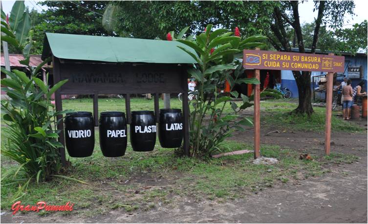 Cubos de basura en Tortuguero