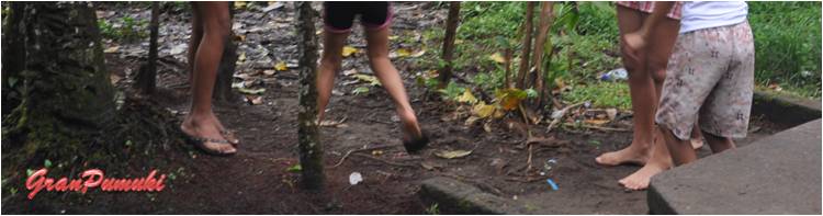 Niños descalzos en Tortuguero