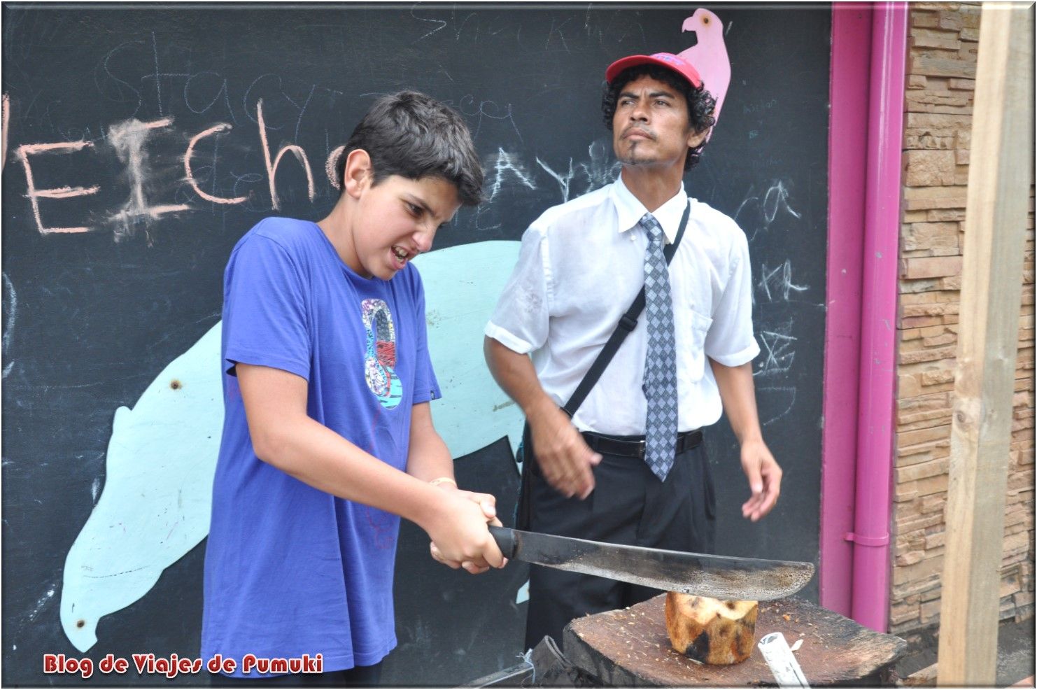 Cortando cocos para comer en tortuguero