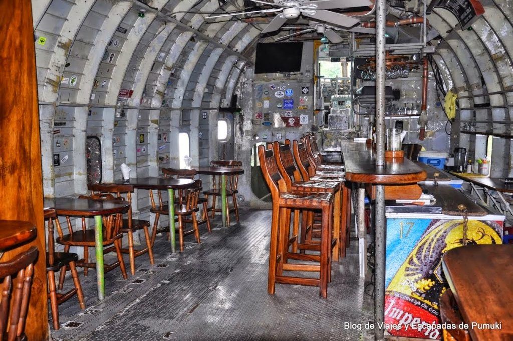 Barra de bar en el interior del Avión en Manuel Antonio