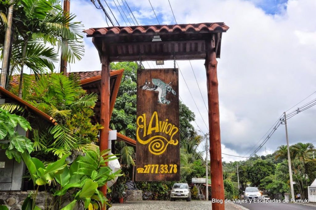 Entrada al restaurante el Avión de Manuel Antonio