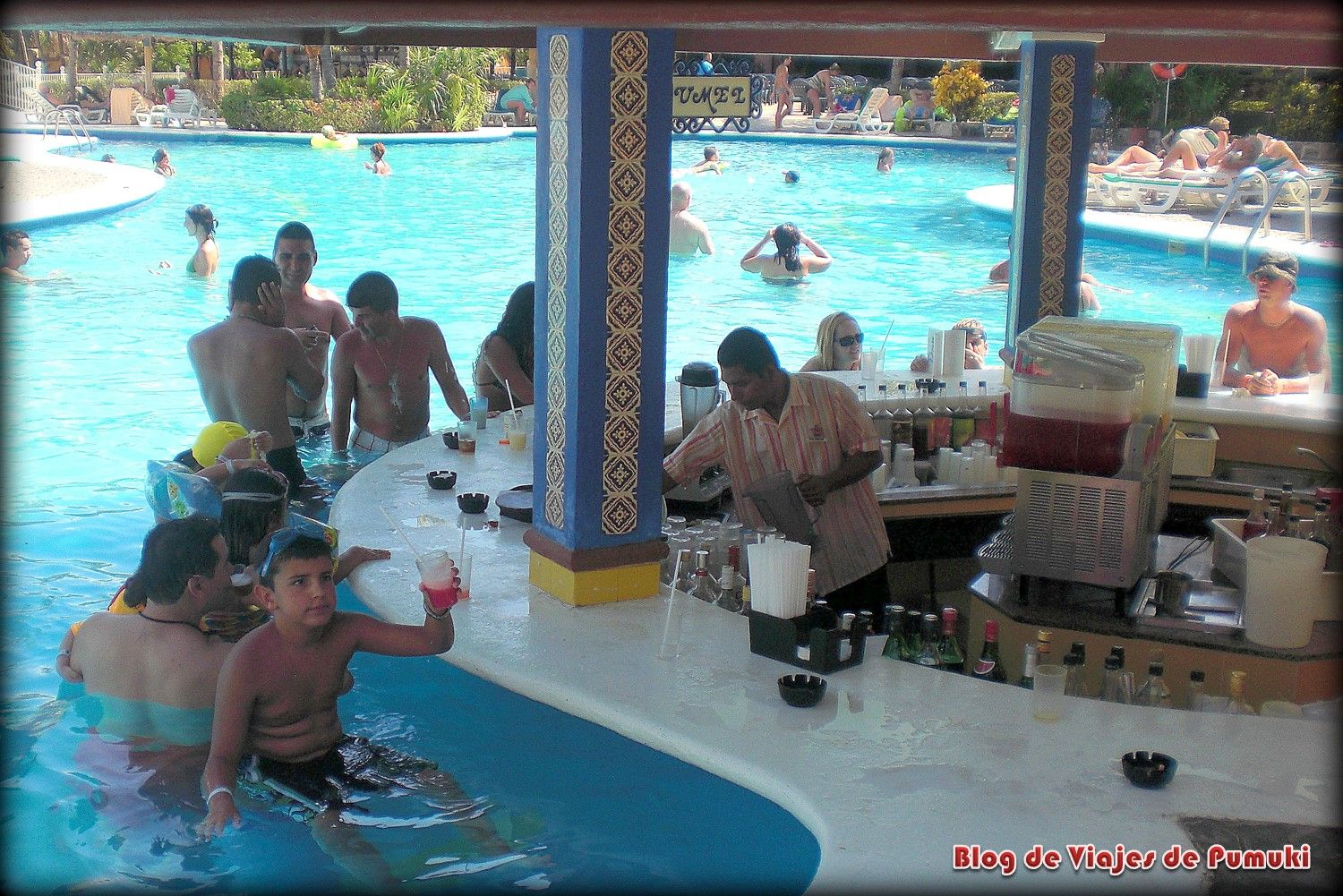 Aquí puedes ver el bar en la piscina del hotel en Riviera Maya