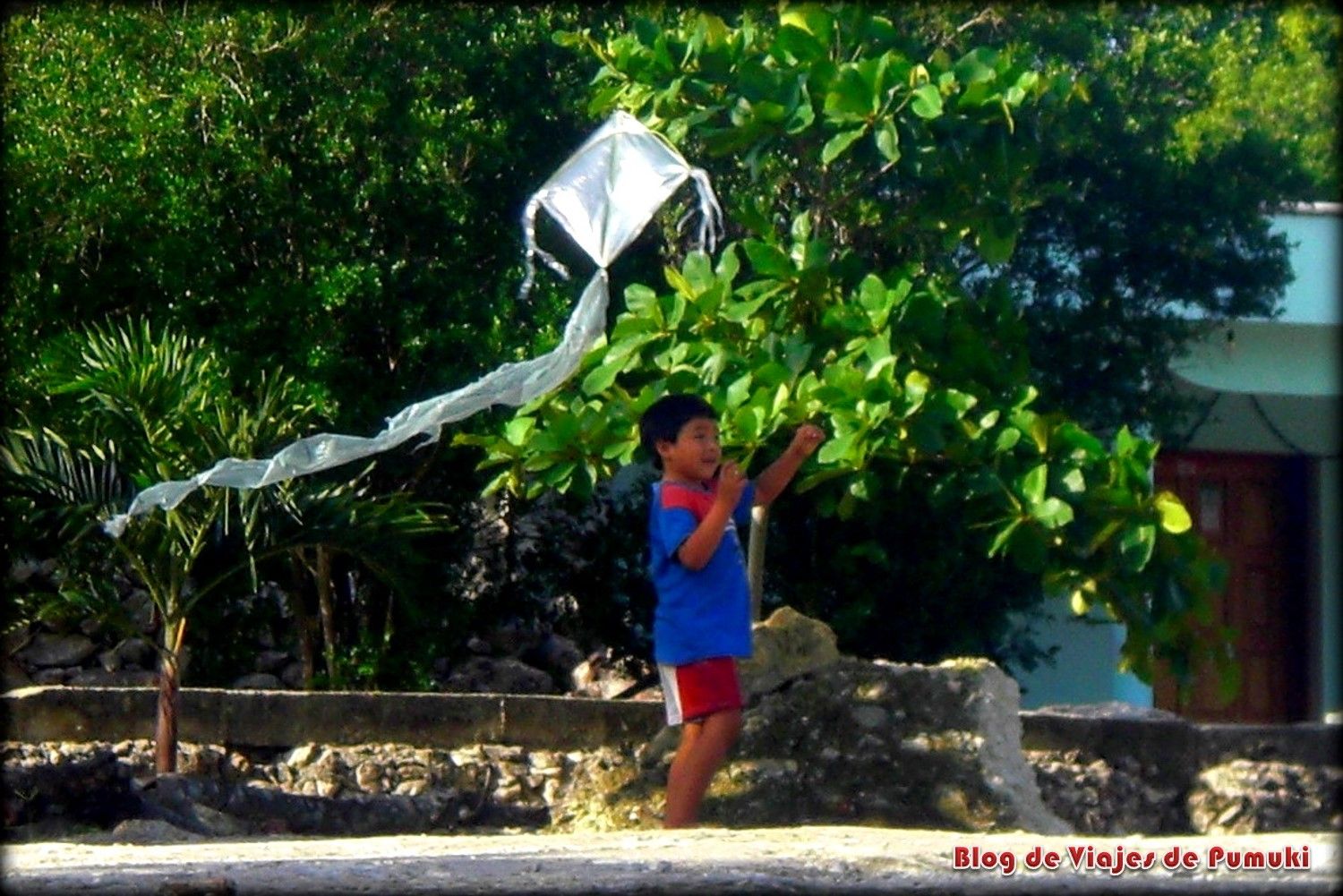 Niño maya juagando con cometa en Yucatán