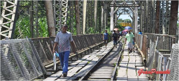 La frontera de Sixaola separa Costa Rica de Panamá. No es facil el paso ni por lo administrativo ni por el estado del puente. Blog de Viajes a Costa Rica con niños
