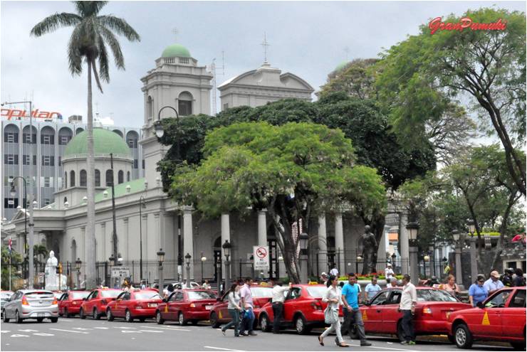 San José es la capital de Costa Rica. Uno de los pocos lugares del país donde la naturaleza deja sitio a coche y edificios. Blog de viajes a Costa Rica con niños.