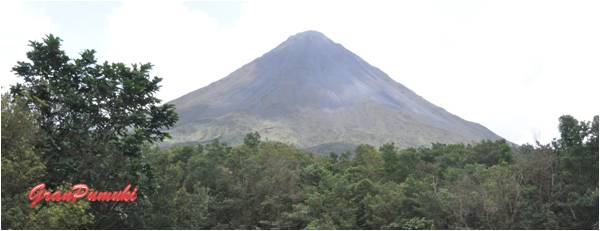 El volcán Arenal está muy pocas veces despejado, cuando esto sucede se pueden observar las fumarolas de sus cráteres. Mas en Blog de Viajes con niños en Costa Rica