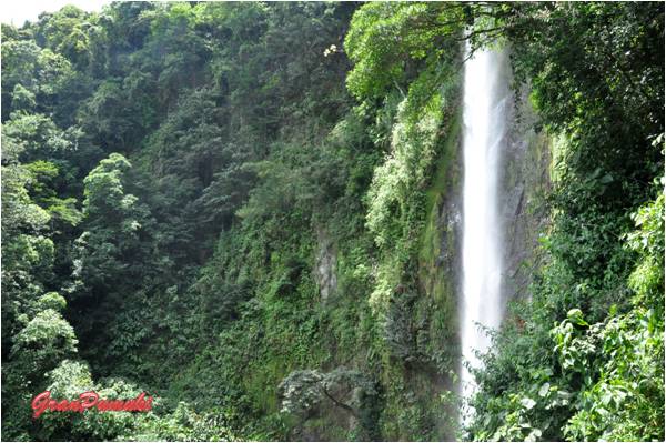 Las cascadas Viento fresco son un conjunto de cinco cascadas. La mayor tiene 90 metros de caida. Mas en Blog de Viajes de Costa Rica en familia