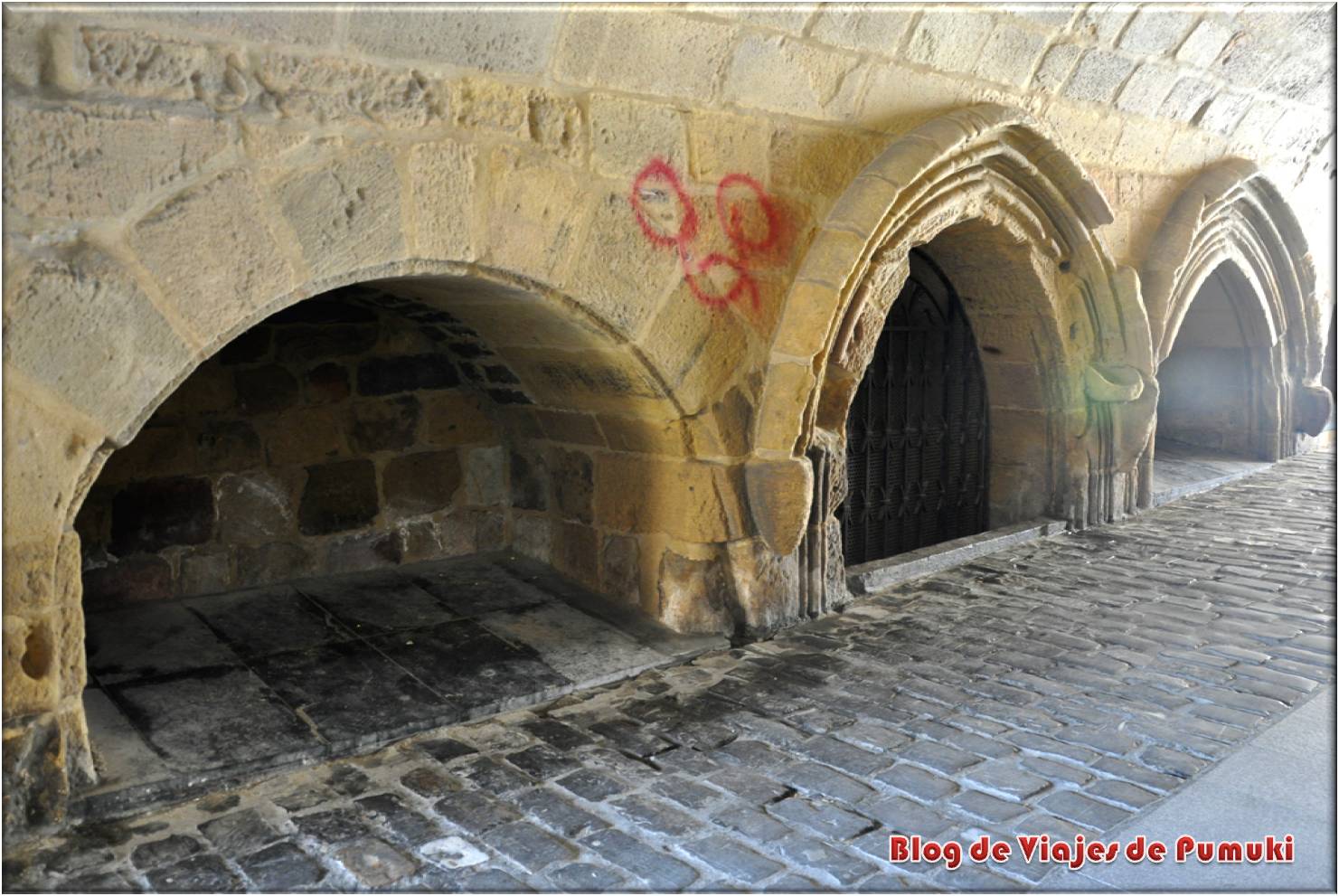 Pasadizo de la calle Nagusia bajo la iglesia de Guetaria