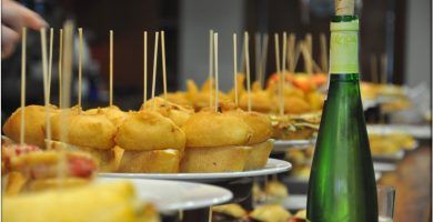 Una ruta de pinchos es parte imprescincible de lo que hay que hacer en Guetaría