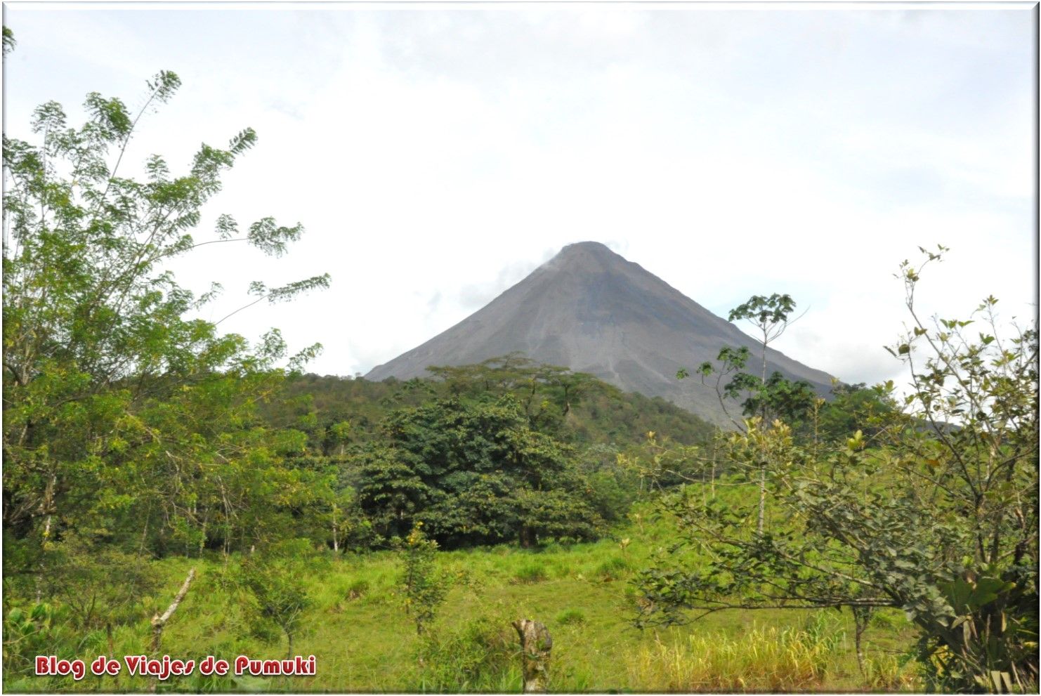 Volcán Arenal humeando