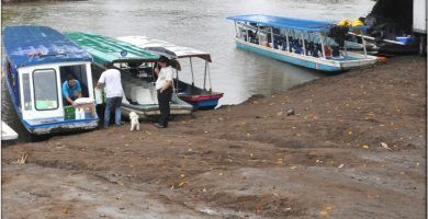 Basrcas para llegar a Tortuguero