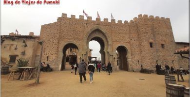Muralla de entrada a Pou du Fou, parque temático en Toledo