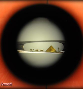 Miniatura de caravana en ojo de aguja en el museo de la miniatura de Andorra