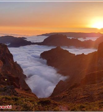 Puesta de Sol por encima de las nubes desde el Pico Arieiro en Madeira