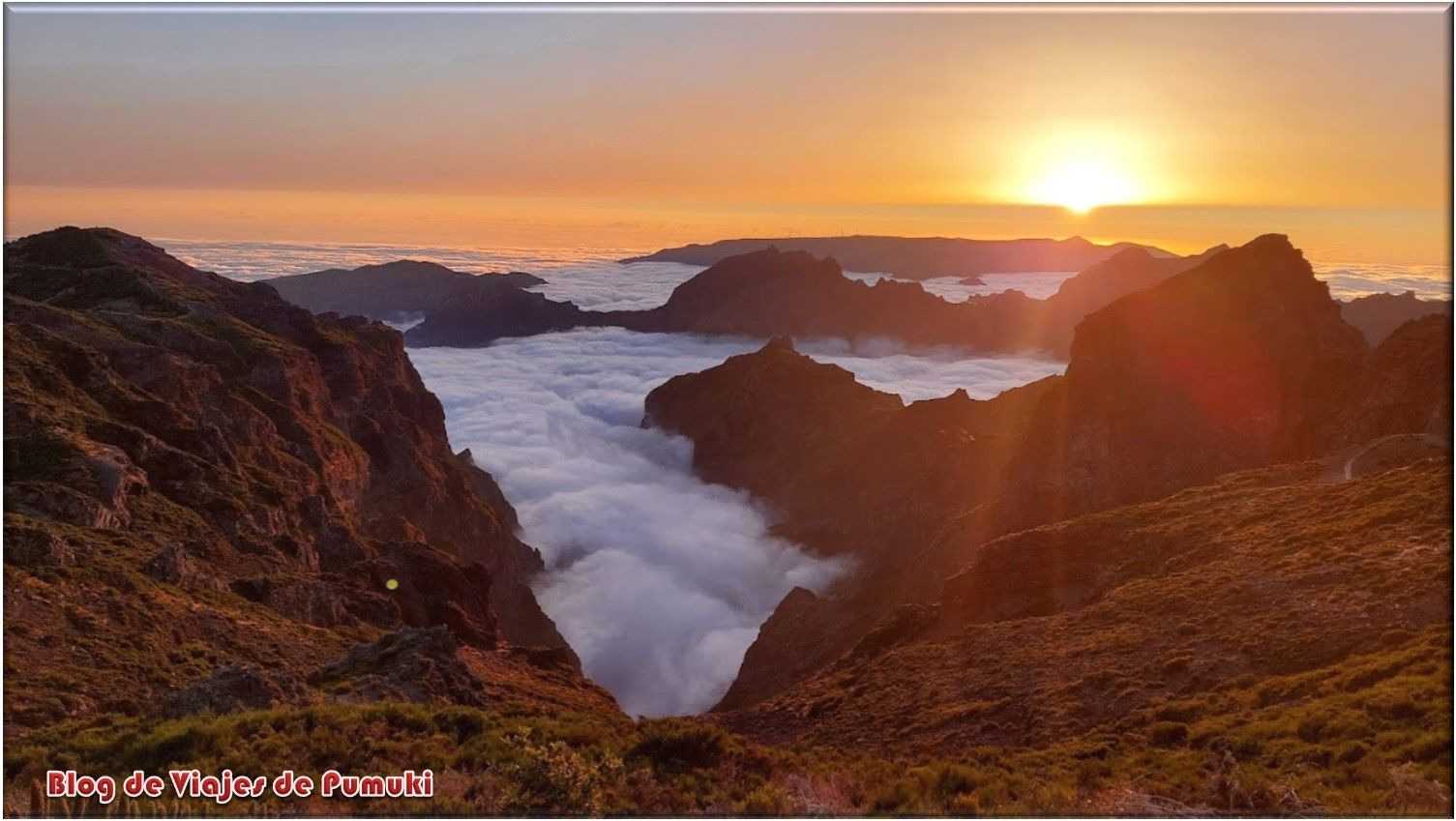 Puesta de Sol por encima de las nubes desde el Pico Arieiro en Madeira