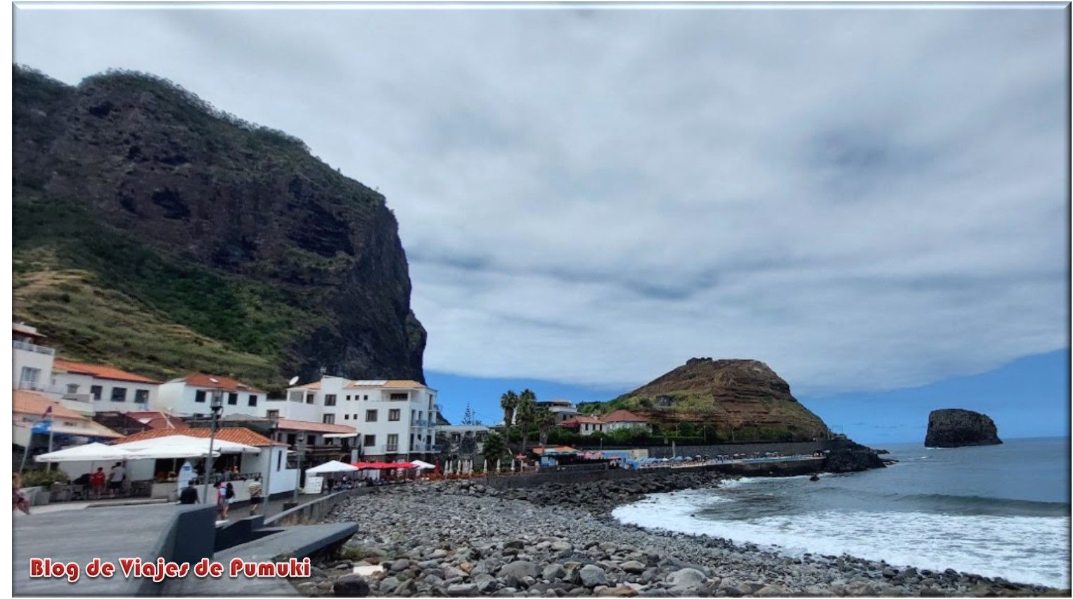 Peña del Aguila en Porto da Cruz y piscinas junto al mar a la derecha. Madeira