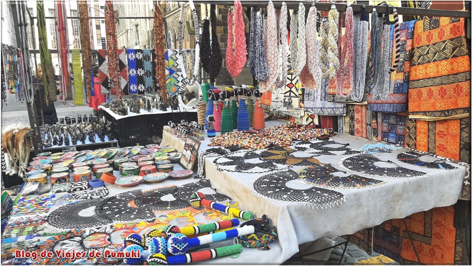 Mercadillo de pulgas con artesanía en Greenmarket Square de Ciudad del Cabo